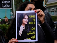 Ιράν: Μαθήτριες πετούν τις μαντίλες τους...