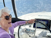 Η «θεά» μητέρα του Έλον Μασκ εξερευνά τη...