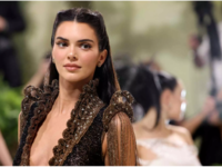 Η Κένταλ Τζένερ ξυπόλυτη τα μεσάνυχτα στ...