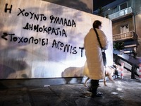 Έγραψαν συνθήματα και πέταξαν τρικάκια σ...