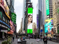 Η Χάρις Αλεξίου σε billboard στην Times ...