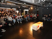 Κατάμεστο το act για το stand up του σπι...