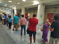 Ουρές εκπαιδευτικών στο Παμπελοποννησιακ...