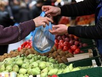 Πάτρα: Αρκετός κόσμος στις λαϊκές, αλλά ...