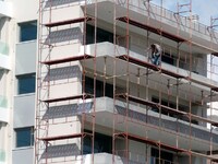 Πάτρα: "Άνοιξε" η οικοδομή, αλ...