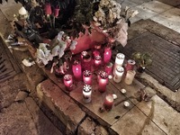 Πάτρα: Κεράκια και λουλούδια στην άσφαλτ...