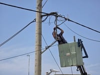  Οι κολώνες της ΔΕΗ στην Πάτρα γέμισαν ν...