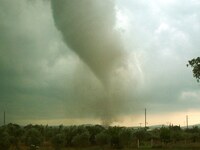 Υδροστρόβιλοι και ανεμοστρόβιλος έπληξαν...