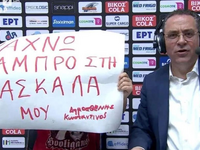 Ο μαθητής με το πλακάτ στο Προμηθέας-Ολυ...