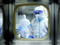 Ηλ. Μόσιαλος: Η παραλλαγή Όμικρον φαίνετ...