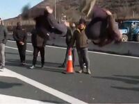 On air ακροβατικά νεαρών στο μπλόκο της ...