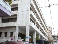 Πάτρα: Νεαροί συγκεντρώθηκαν έξω από την Αστυνομία