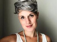 Και ξαφνικά τα γκρίζα μαλλιά είναι μόδα! ΦΩΤΟ