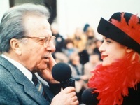 Νατάσα Τραγουστή: Υποστολή σημαίας μετά ...