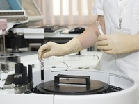 Γιατί τα τεστ κορωνοϊoύ στον ευρύ πληθυσ...