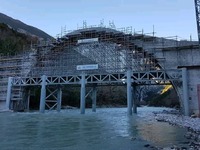 Στήθηκε ξανά το Γεφύρι της Πλάκας – Το 1...