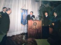 Υποδέχεται τον Κωστή Στεφανόπουλο ως πρόεδρος του Rotary