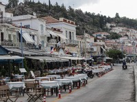 Κλειστά καταστήματα και μάσκες παντού, σ...