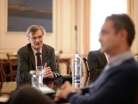 Κορωνοϊός: Στο Μαξίμου το πρωί της Δευτέ...