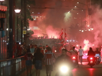 Καίγεται ο Πειραιάς μετά την κατάκτηση τ...