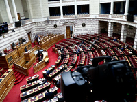 Πρόταση Μομφής: Αυλαία με πολιτικούς αρχ...