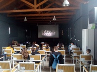 Προβολή της παράστασης «Πλούτος» του Θεά...