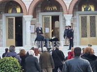 Το Κράτος «πνίγηκε» στις κολυμπήθρες των εκκλησιών