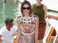 Η Κίρα Νάιτλι φορώντας Mary Katrantzou σ...