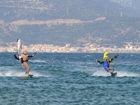 Καρναβαλικοί kite surfers μπήκαν στη θάλ...