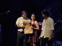 Μαυροδάφνη και η αφίσα της εκδήλωσης, δώ...