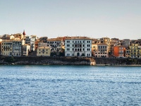 Ιστοπλοϊκό με σημαία καραντίνας προσέγγι...