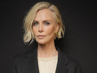 H Charlize Theron εντυπωσιάζει με δύο ακ...