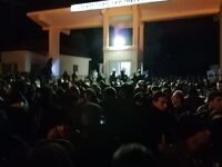 Εξοργισμένοι πολίτες της Λέσβου «πολιορκ...