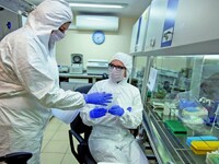 Όμικρον: Γιατί κάποιοι εμβολιασμένοι ......