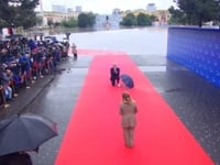 Ο Ράμα υποδέχεται γονατιστός τη Μελόνι σ...