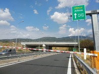 Πάτρα: Διπλώθηκε νταλίκα στη σήραγγα Μποζαΐτίκων 