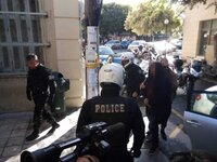 Στα δικαστήρια με κουκούλα ο συζυγοκτόνο...