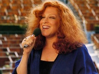 Η θρυλική τραγουδίστρια και ηθοποιός Μπέ...