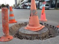 Πάτρα: Συνεργεία του δήμου κλείνουν τις ...