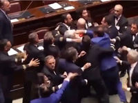 Ιταλία: Άγρια συμπλοκή βουλευτών μετά τη...