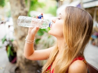 Σάουνα η Πάτρα! Ξύλο για μια ξαπλώστρα σ...