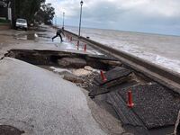 Πάτρα: Άνοιξε σαν καρπούζι ο παραλιακός ...