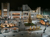 Φωτίστηκε το Χριστουγεννιάτικο χωριό στη...