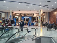 Πάτρα: Στο φουαγιέ των Options Cinemas σ...