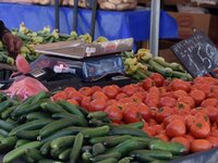 Τα POS εκτοξεύουν τις τιμές στις λαϊκές