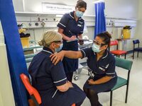 Βρετανία: Αρχίζει σήμερα, ο μαζικός εμβο...