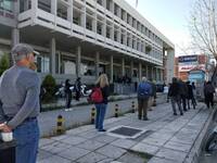 Ουρές με αποστάσεις στη ΔΕΗ της Ακτής Δυ...