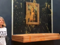 Γαλλία: Ακτιβίστριες πέταξαν ντοματόσουπ...