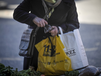 Eurostat: Οι Έλληνες αποταμιεύουν τα λιγ...