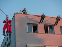 «Ιπτάμενος»  Άγιος Βασίλης μοίρασε δώρα ...